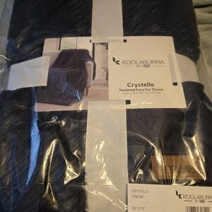 NWT Koolaburra by UGG Crystelle Faux Fur Throw in Navy